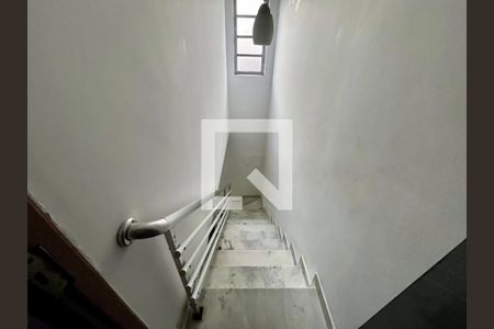 Casa à venda com 220m², 4 quartos e 5 vagas Casa à venda com 220m², 4 quartos e 5 vagasEscada