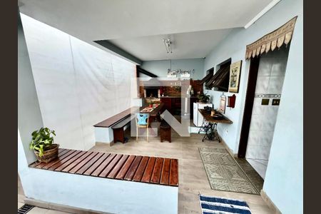 Casa à venda com 220m², 4 quartos e 5 vagas Casa à venda com 220m², 4 quartos e 5 vagasÁrea comum - Churrasqueira