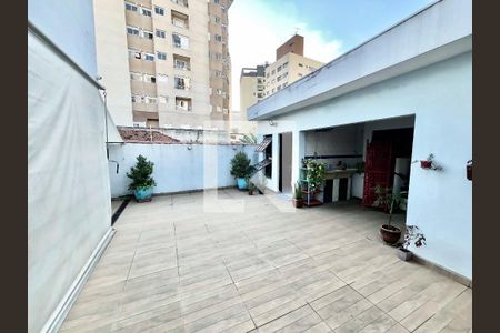 Casa à venda com 220m², 4 quartos e 5 vagas Casa à venda com 220m², 4 quartos e 5 vagasQuintal