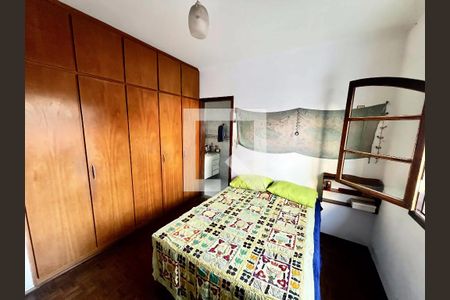 Casa à venda com 220m², 4 quartos e 5 vagas Casa à venda com 220m², 4 quartos e 5 vagasSuíte