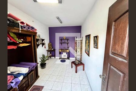 Casa à venda com 220m², 4 quartos e 5 vagas Casa à venda com 220m², 4 quartos e 5 vagasEdícula