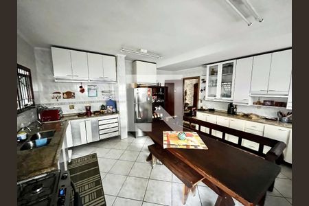 Casa à venda com 220m², 4 quartos e 5 vagas Casa à venda com 220m², 4 quartos e 5 vagasCozinha