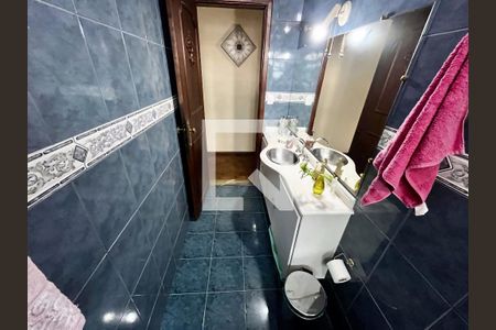 Casa à venda com 220m², 4 quartos e 5 vagas Casa à venda com 220m², 4 quartos e 5 vagasBanheiro