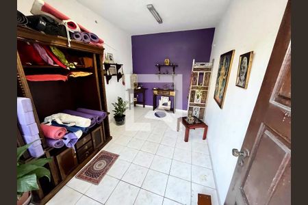 Casa à venda com 220m², 4 quartos e 5 vagas Casa à venda com 220m², 4 quartos e 5 vagasEdícula