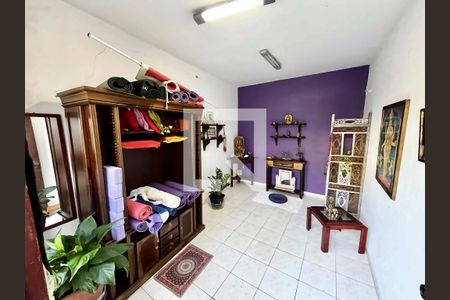 Casa à venda com 220m², 4 quartos e 5 vagas Casa à venda com 220m², 4 quartos e 5 vagasEdícula