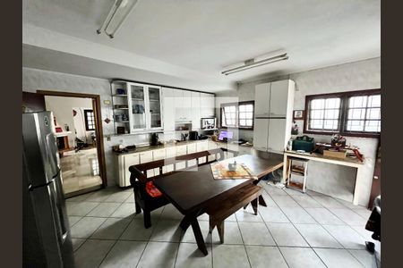 Casa à venda com 220m², 4 quartos e 5 vagas Casa à venda com 220m², 4 quartos e 5 vagasCozinha