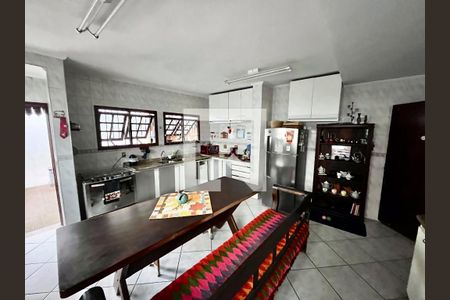 Casa à venda com 220m², 4 quartos e 5 vagas Casa à venda com 220m², 4 quartos e 5 vagasCozinha