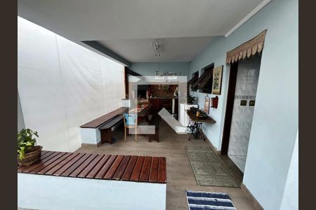 Casa à venda com 220m², 4 quartos e 5 vagas Casa à venda com 220m², 4 quartos e 5 vagasÁrea comum - Churrasqueira