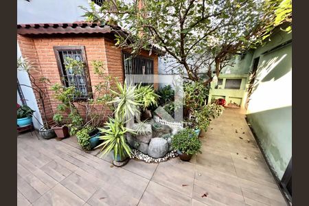 Casa à venda com 220m², 4 quartos e 5 vagas Casa à venda com 220m², 4 quartos e 5 vagasJardim