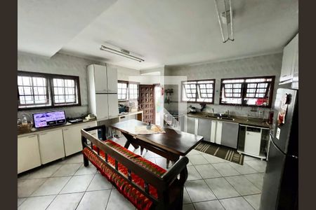 Casa à venda com 220m², 4 quartos e 5 vagas Casa à venda com 220m², 4 quartos e 5 vagasCozinha