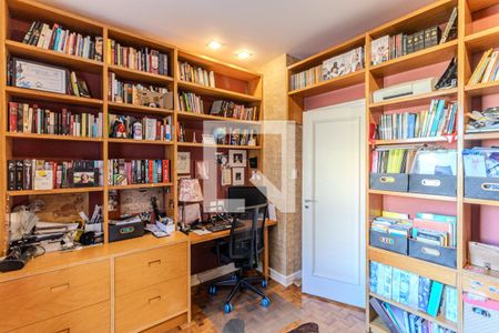 Apartamento à venda com 323m², 3 quartos e 2 vagas Apartamento à venda com 323m², 3 quartos e 2 vagasEscritório