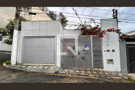 Casa à venda com 240m², 4 quartos e 1 vaga Casa à venda com 240m², 4 quartos e 1 vagaFachada