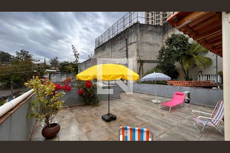 Casa à venda com 240m², 4 quartos e 1 vaga Casa à venda com 240m², 4 quartos e 1 vagaTerraço frente