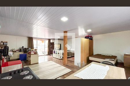 Casa à venda com 240m², 4 quartos e 1 vaga Casa à venda com 240m², 4 quartos e 1 vagaQuarto de Serviço