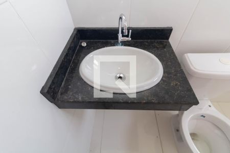 Banheiro da Suíte 1 de casa de condomínio para alugar com 2 quartos, 68m² em Itaquera, São Paulo