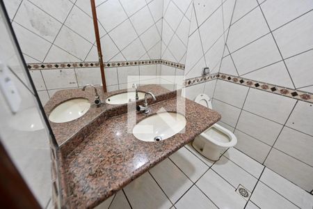 Lavabo de casa para alugar com 4 quartos, 254m² em Serrinha, Goiânia
