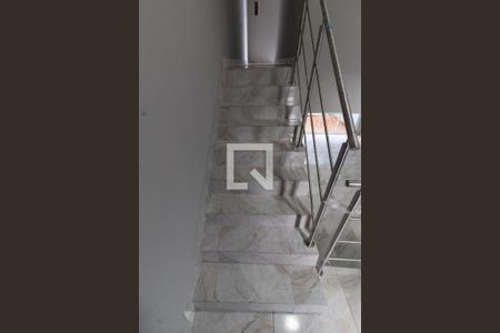 ESCADAS ACESSO AOS QUARTOS de casa para alugar com 2 quartos, 162m² em Parque São Quirino, Campinas