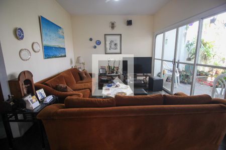 Sala de TV de casa à venda com 3 quartos, 500m² em Jardim Londrina, São Paulo