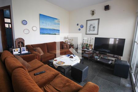 Sala de TV de casa à venda com 3 quartos, 500m² em Jardim Londrina, São Paulo