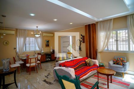 Sala de casa para alugar com 4 quartos, 400m² em Santa Rosa, Niterói
