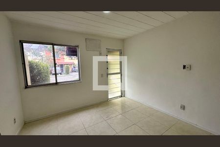 Sala de casa de condomínio para alugar com 3 quartos, 120m² em Vargem Pequena, Rio de Janeiro