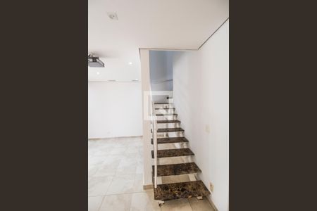 Escada de casa de condomínio à venda com 3 quartos, 180m² em Residencial Tambore Iii, Santana de Parnaíba