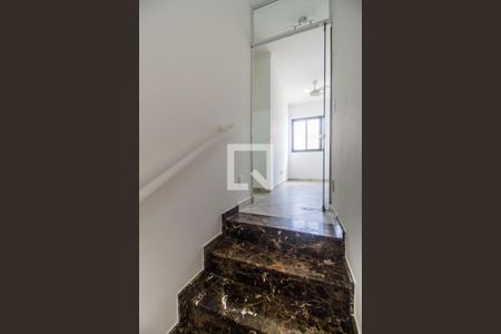 Escada de casa de condomínio à venda com 3 quartos, 180m² em Residencial Tambore Iii, Santana de Parnaíba