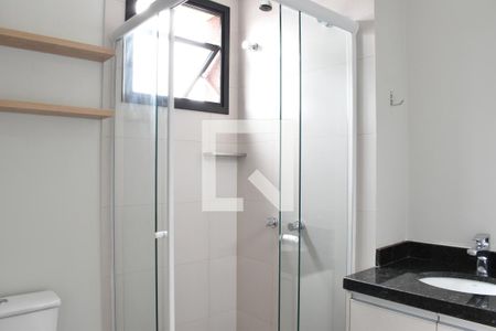 Banheiro de kitnet/studio para alugar com 1 quarto, 25m² em Centro, Curitiba