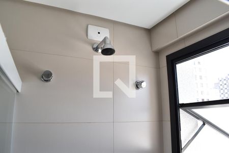 Banheiro de kitnet/studio para alugar com 1 quarto, 24m² em Centro, Curitiba