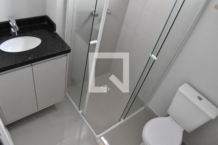Banheiro de kitnet/studio para alugar com 1 quarto, 24m² em Centro, Curitiba