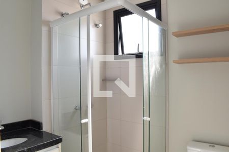 Banheiro de kitnet/studio para alugar com 1 quarto, 24m² em Centro, Curitiba
