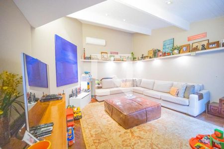 Casa à venda com 3 quartos, 318m² em Pacaembu, São Paulo