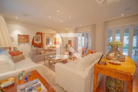 Casa à venda com 3 quartos, 318m² em Pacaembu, São Paulo