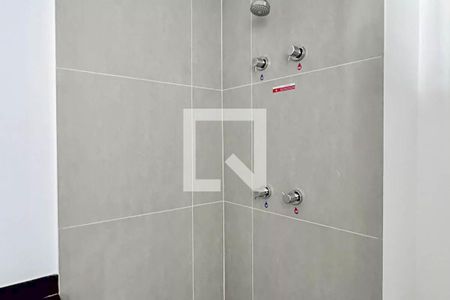 Banheiro de kitnet/studio para alugar com 1 quarto, 18m² em Santo Amaro, São Paulo