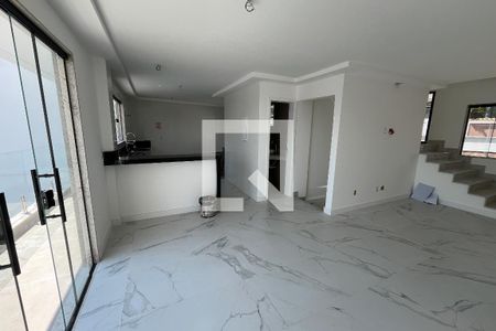Sala de casa à venda com 3 quartos, 346m² em Jardim Guanabara, Rio de Janeiro