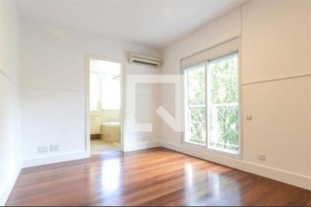 Casa à venda com 4 quartos, 710m² em Jardim Petropolis, São Paulo