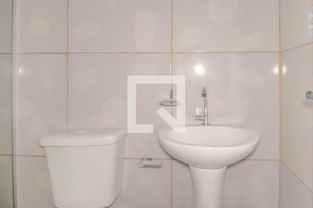 Banheiro de kitnet/studio para alugar com 1 quarto, 29m² em Vila Jardim, Porto Alegre