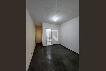 Casa à venda com 4 quartos, 131m² em Vila Carmosina, São Paulo