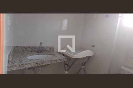 Banheiro da Suíte de apartamento para alugar com 2 quartos, 58m² em Portal do Vale, Uberlândia