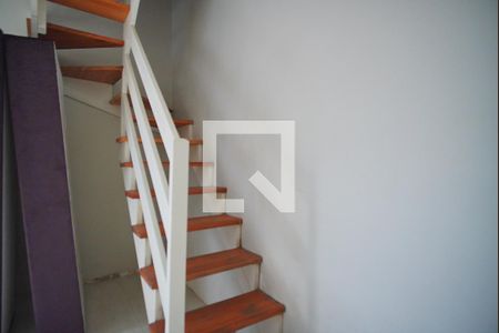 Escada- Acesso Quartos de apartamento para alugar com 2 quartos, 85m² em Navegantes, Porto Alegre