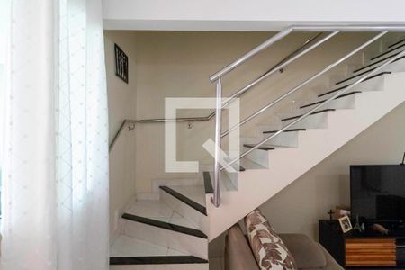 Escada de casa à venda com 2 quartos, 115m² em Nacional, Contagem