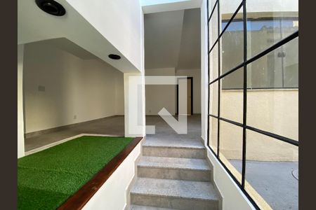 Hall de Entrada  de casa de condomínio para alugar com 5 quartos, 330m² em Anil, Rio de Janeiro