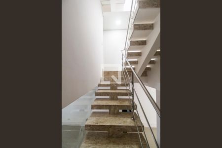 Escada de casa para alugar com 3 quartos, 400m² em Chácaras do Peroba, Barueri