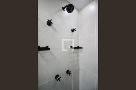 Banheiro de kitnet/studio para alugar com 1 quarto, 21m² em Indianópolis, São Paulo