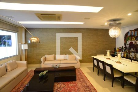 Sala 1 de casa de condomínio para alugar com 5 quartos, 1370m² em Barra da Tijuca, Rio de Janeiro