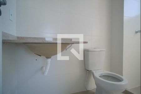 Banheiro da Suíte de apartamento à venda com 3 quartos, 85m² em Passo D’areia, Porto Alegre