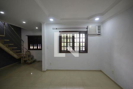 Sala de casa para alugar com 3 quartos, 120m² em Comendador Soares, Nova Iguaçu