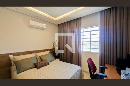 Quarto  de casa à venda com 3 quartos, 180m² em Sagrada Família, Belo Horizonte