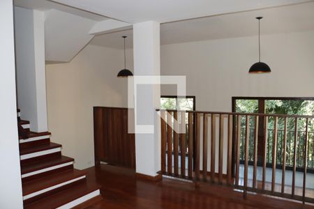 Escada de casa de condomínio para alugar com 3 quartos, 210m² em Chácara Pavoeiro, Cotia