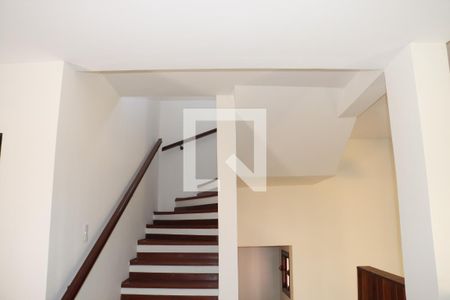 Escada de casa de condomínio para alugar com 3 quartos, 210m² em Chácara Pavoeiro, Cotia